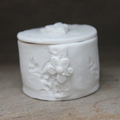 Lace daisy trinket box with heart lid handle